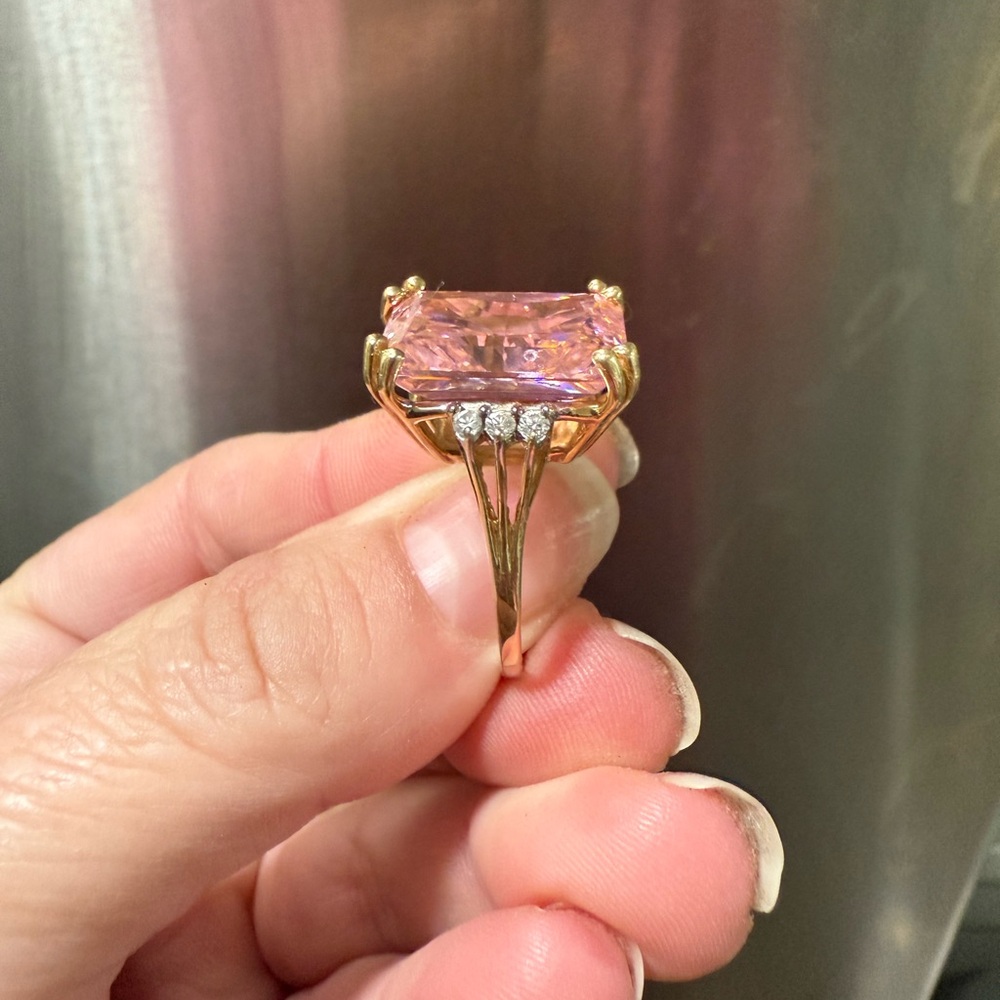 Elegant Pink Gemstone Ring - Picture 5 of 8